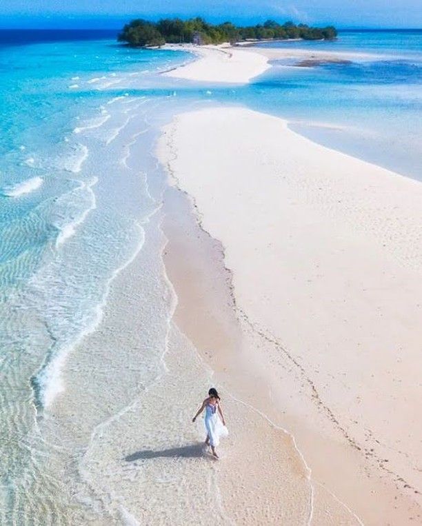 GlobalSunSeeker's tweet photo. Lose yourself in the tropical splendor of a rich exotic beach; one lined with golden sands and sparkling azure waters, and overseen by the majesty of a gem blue sky. #summer #blue #sun https://t.co/ERrdsLIvnI