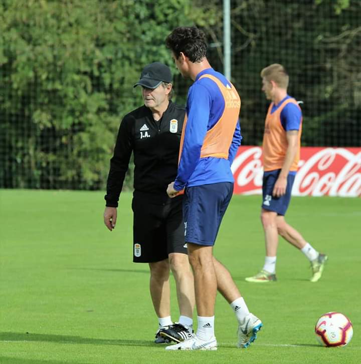 LUISGAN1's tweet photo. Borja Sánchez durante el entreno de ayer charlando con Anquela. Ojala tenga la oportunidad de debutar hoy en el Wanda Metropolitano ! (Foto del maestro Fierros) #borjasanchez #anquela #realoviedo #CanteraRO #requexon https://t.co/tunzxYQ2w9
