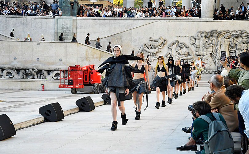 6 Reasons Why Paris Fashion Week Dominates Over Others fashionunited.com/news/fashion/6… https://t.co/pI1OBZoJAm