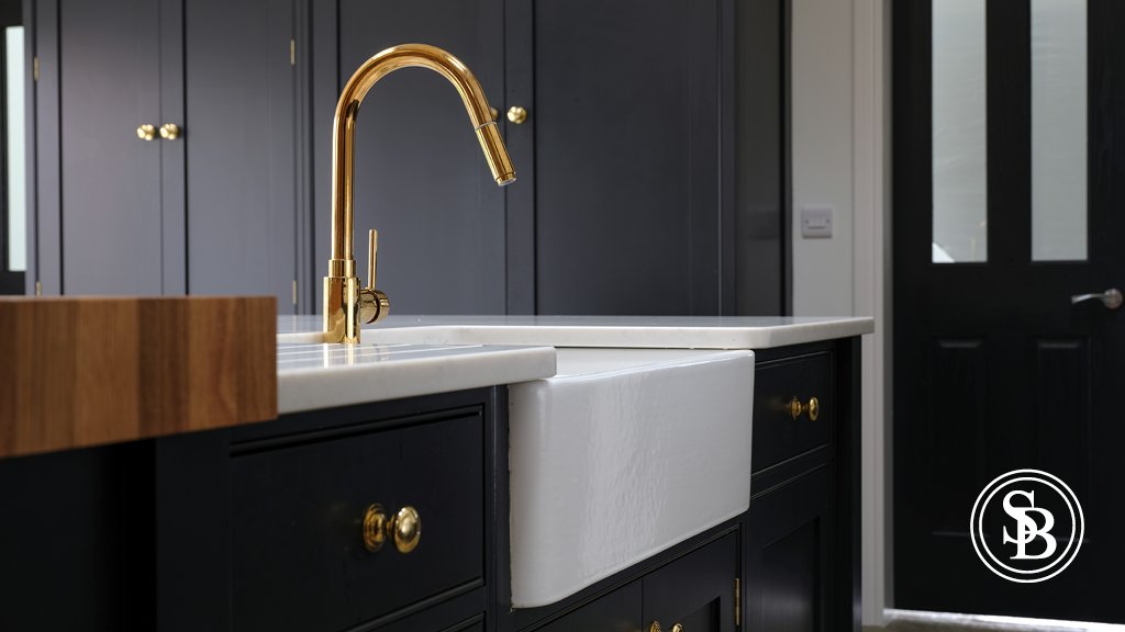 SheerinBespoke's tweet photo. Elegant, simple and stylish. If you're looking to make a statement, consider going for a striking, black painted Shaker #Kitchen and pairing it up with gold and brass finishing touches. Call us today to book a consultation on 01535 228211. #KitchenInspo https://t.co/Ej7USUnUwT