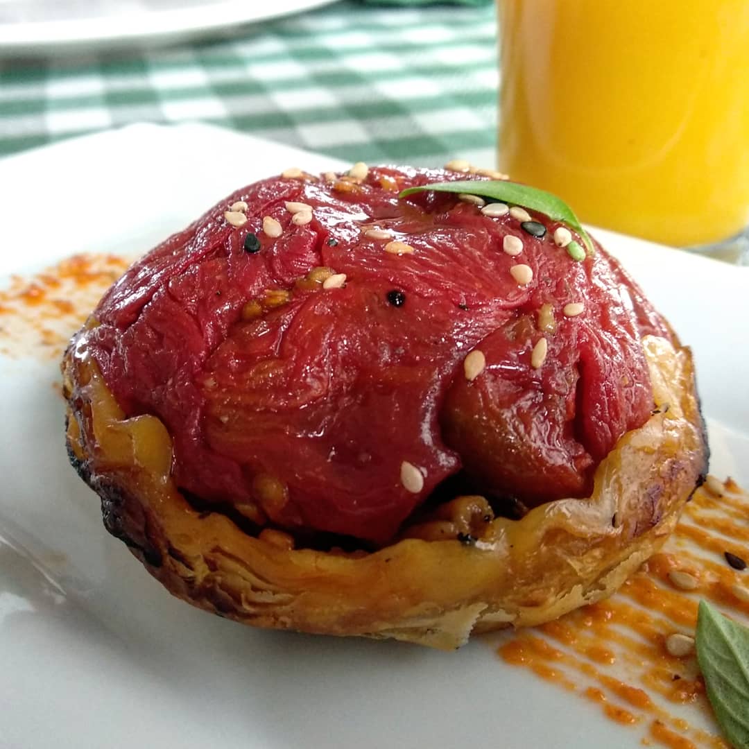 decuina's tweet photo. Tornen els #esmorzarsdeforquilla  dominicals! #amen 
#Tatin de tomate
#favetes amb rossinyols
#coca de vieiras
#brandada con sardinas anxovades
By @gastromimix a @canolivero https://t.co/CI6tMaa3kF