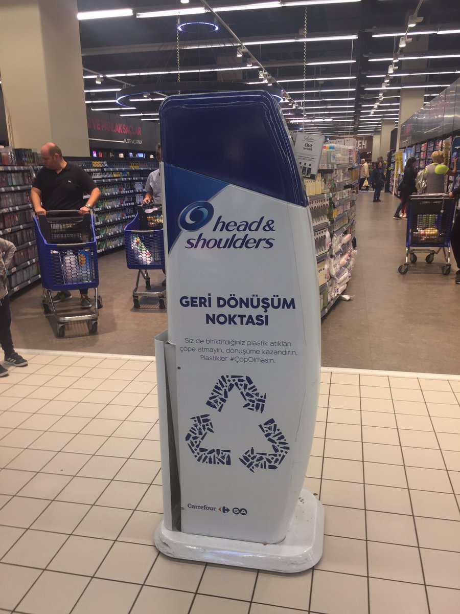 micamedya's tweet photo. P&amp;G, sosyal sorumluluk projesini iyi bir instore aktivitesine çevirdi. #headandshoulders geri dönüşüm noktası #carrefour #nautilus mağazasında. #çöpolmasın #pg #instore #shoppermarketing https://t.co/dvzC5WdCCk