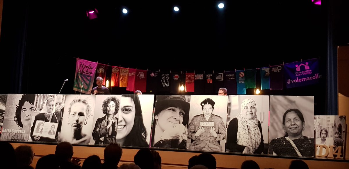 AjCastelltersol's tweet photo. Ahir #casstellterçol, vam compartir la poesia de @davidcc_01 la veu de Mireia vives, la música de @BPenalba i les reflexions de @HiginiaRoig celebrant la vida, cuidant-nos, fent memòria amb les corrandes de l'exili,al sofà de Feliu Ventura o a un sofà de Bruseles. Junts i lliures https://t.co/Y7LVZR5zGg