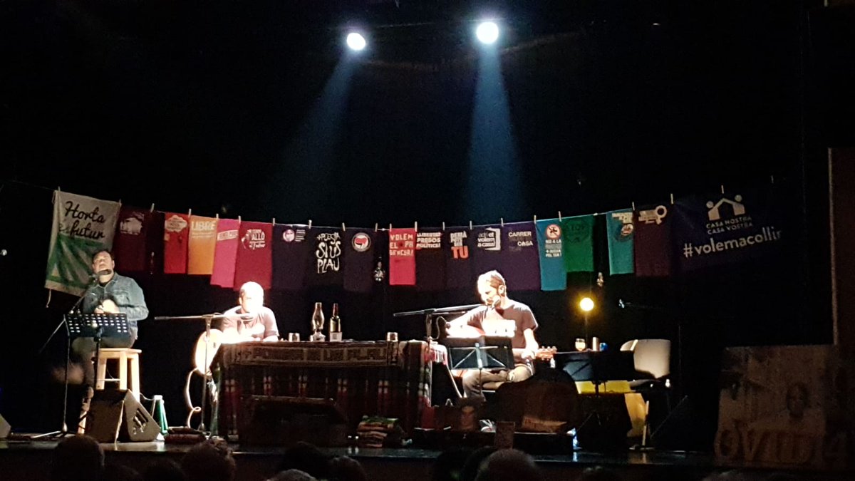 AjCastelltersol's tweet photo. Ahir #casstellterçol, vam compartir la poesia de @davidcc_01 la veu de Mireia vives, la música de @BPenalba i les reflexions de @HiginiaRoig celebrant la vida, cuidant-nos, fent memòria amb les corrandes de l'exili,al sofà de Feliu Ventura o a un sofà de Bruseles. Junts i lliures https://t.co/Y7LVZR5zGg