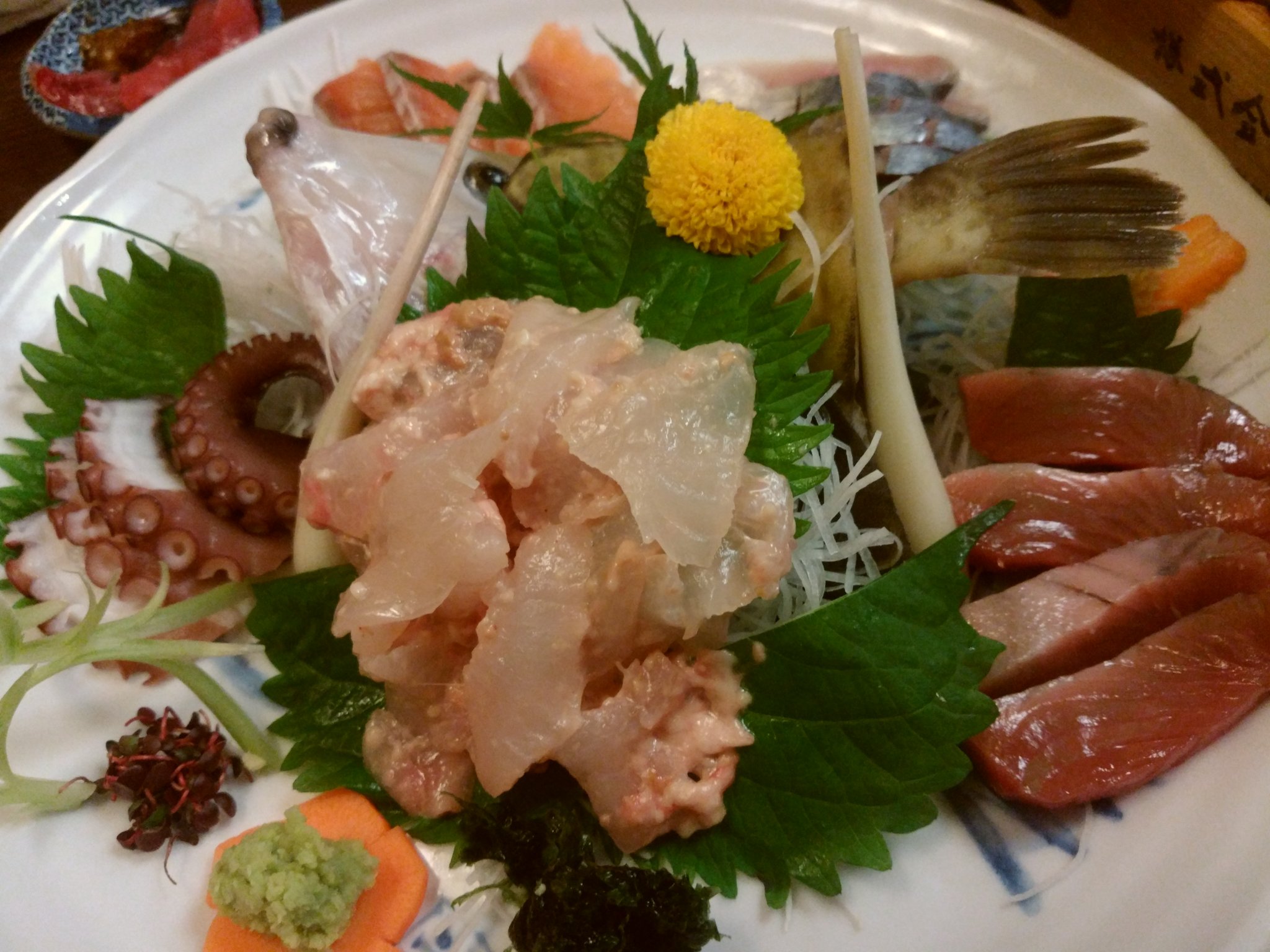 ひろまさｘ 久しぶりに 美味しい物食べたいな なんてフラフラ街に呑みにでる 写真中央のカワハギの肝和えの刺身が絶品 締めにこのカワハギお味噌汁にしてくれるんです 満足満足 浜松市 居酒屋ほりかわ カワハギ T Co 9doj8u1yas