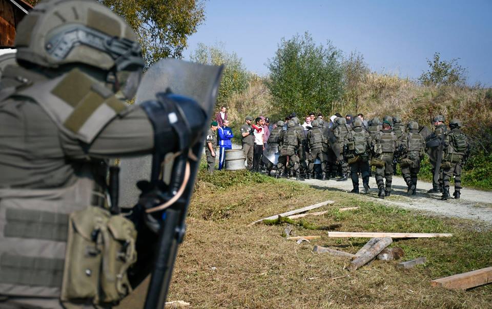 Friedrich_BH's tweet photo. The soldiers of Austrian Army Jägerbataillon 19 in action during riot control training. #Bundesheer #JgB19
Foto: Facebook - Bundesheer https://t.co/wG5PipmDk5