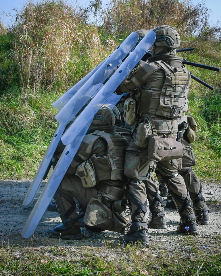 Friedrich_BH's tweet photo. The soldiers of Austrian Army Jägerbataillon 19 in action during riot control training. #Bundesheer #JgB19
Foto: Facebook - Bundesheer https://t.co/wG5PipmDk5