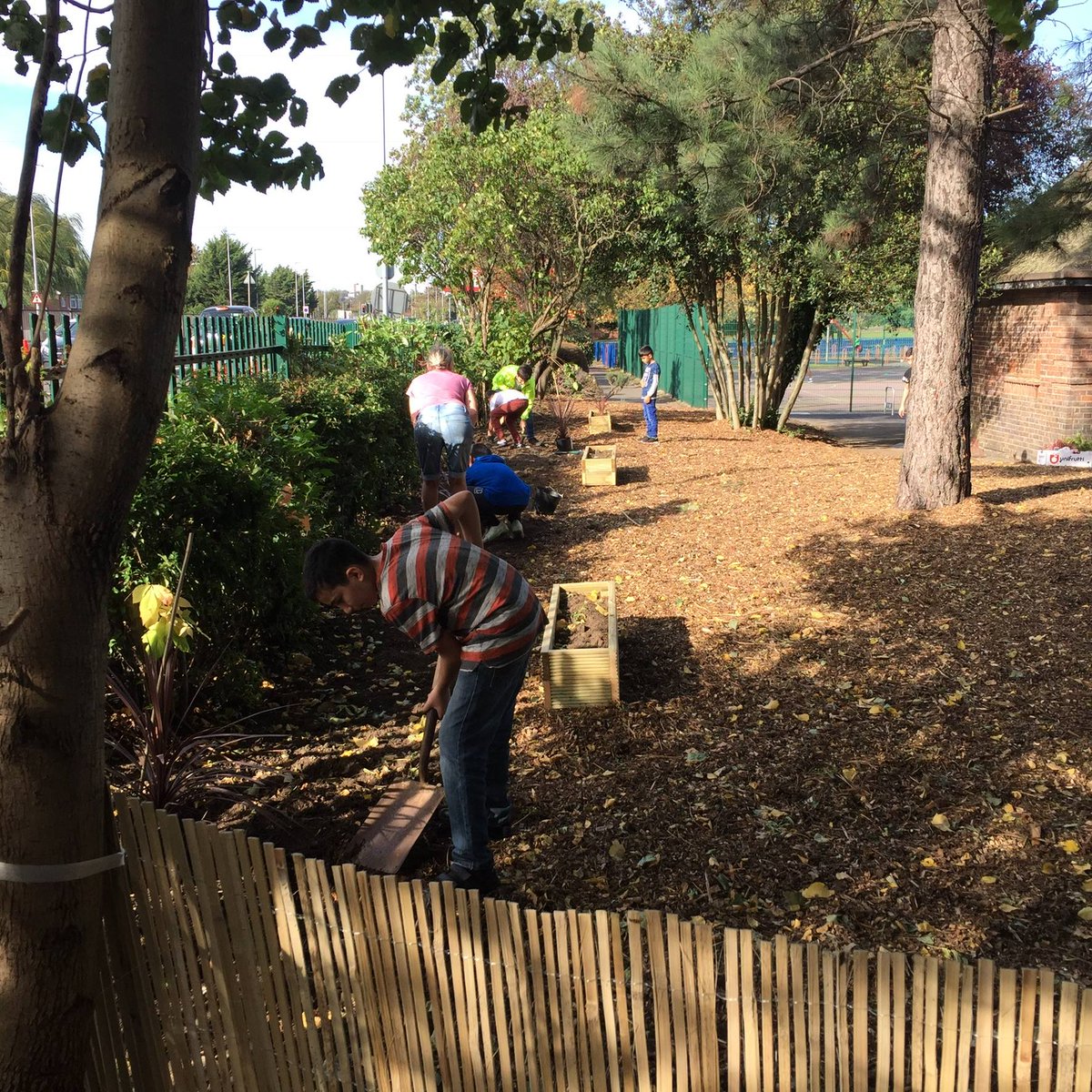 thochorg's tweet photo. @thochorg @GroundworkLON #Ourspace @BarnetParks Thanks to #ChildsHill #volunteers for a great job of inter-generational collaboration at BasingHillPark #community #wellbeing #WheeliO. #Ourspace looks gr8tππ½ππ½ππΎ https://t.co/vsvYXdWWpd