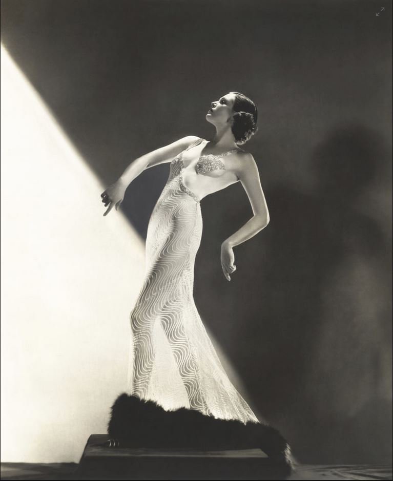 stewwallphotos's tweet photo. The man who kept unexpurgated diaries took this, well he would, wouldn't he ... see https://t.co/vdzhyNh87x
#Guardian #Beaton #fashionphotography #origonal https://t.co/nrtbTpx77i