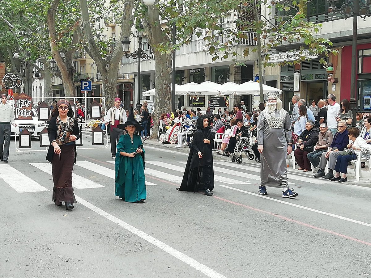 JLFXATIVA's tweet photo. Fa la seua entrada a l'Albereda la comissió de @fallaelcid https://t.co/pSp1UR1baU