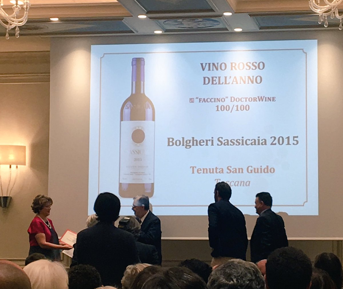 Iniziano le premiazioni della #guida Essenziale di <a href="/DoctorWine1/">DoctorWine | Daniele Cernilli</a> un 50 compleanno speciale per #sassicaia 2015 premiato #vinorosso dell'anno 

#MilanoWineWeek