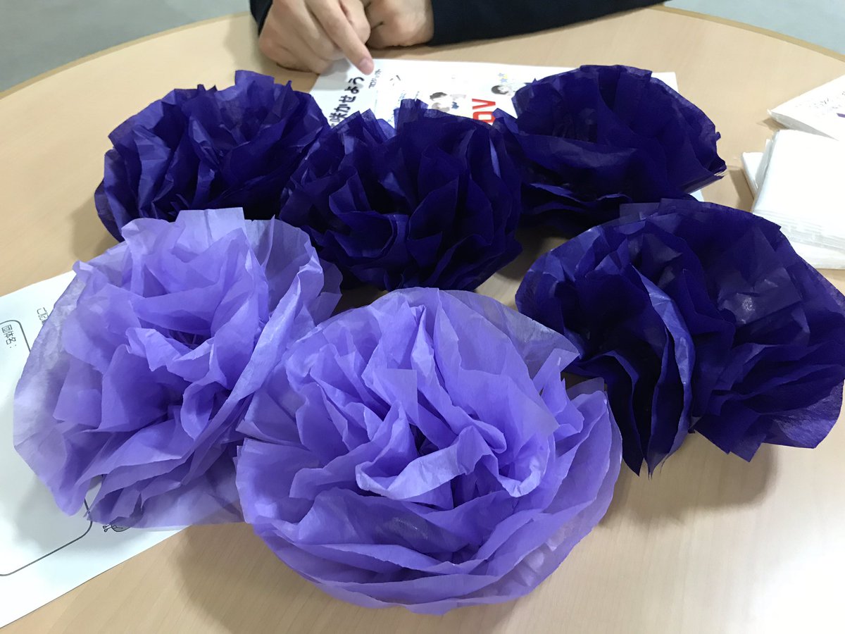 劇団真怪魚 パープルリボンキャンペーンで調布市がやっている 笑顔の花を咲かせよう プロジェクト 国領あくろすでの稽古に後に 劇団員たちも紫の花を作りました パープルリボンキャンペーン