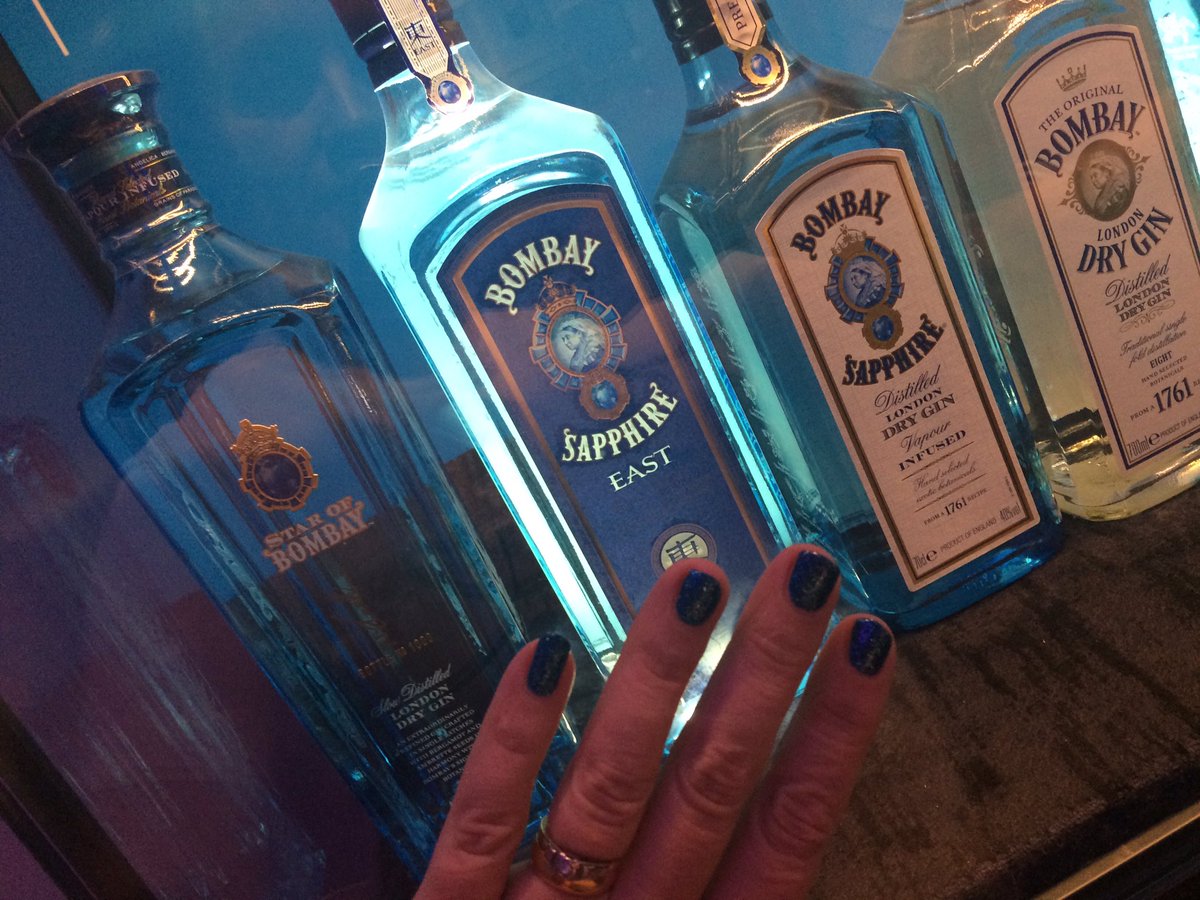 LJB41's tweet image. When your nails match your gin! #nailsonpoint #bombaydistillery