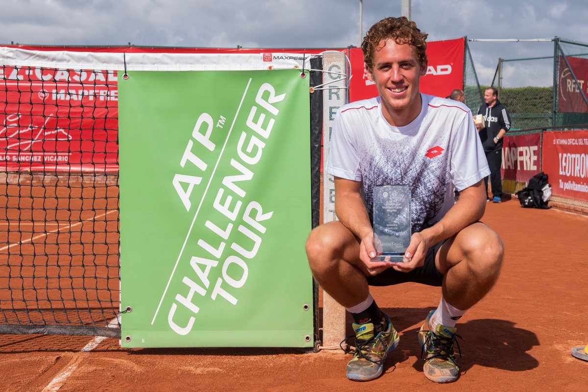 EmilioSanchezBn's tweet photo. El español @spaintenis Roberto Carballés @Robertocarba93 campeón del #ChallengerSanchezCasalMapfre 
Sensacional la entrega de premios. 
¡Gracias a todos! https://t.co/wWPPHHgqxn