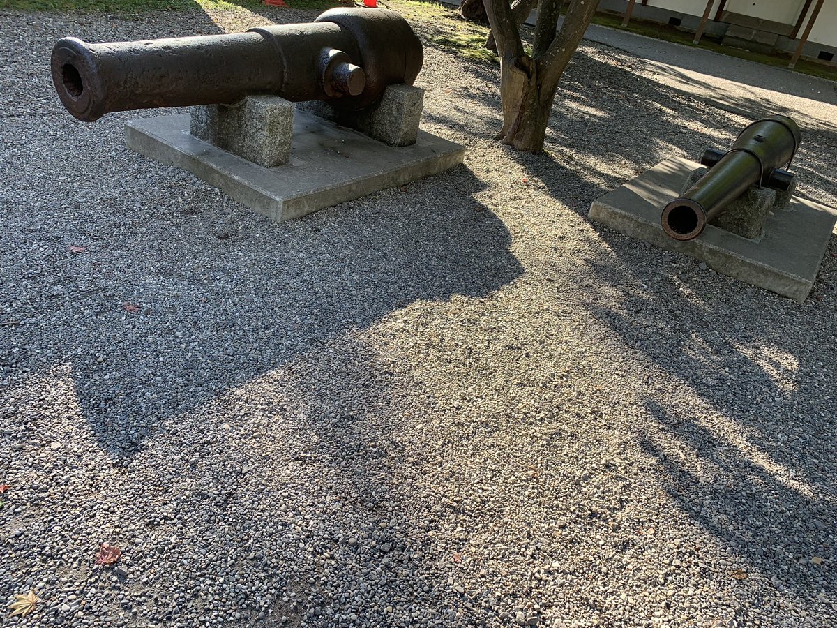 Rei 五稜郭には箱館戦争で使われていた大砲 イギリス製ブラッケリー砲 ドイツ製クルップ砲の2種 や箱館奉行所 復元されたもの がありました とても広くて 観光客の他に一般の人々が公園を使っているかのように過ごしていて 居心地の良い場所でした