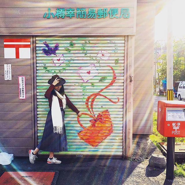 charcoal_hanae's tweet photo. I painted shutter door at Otaru SAIWAI post office. #paintings #paint #painting #shutters #shutter #shutterdoor #shutterart #shutterpainting #bird #letter #post #postoffice #otaru #hokkaido #trip #photospot #photocorner #street #streetstyle #streetsnap #… https://t.co/YqFzMvONsN https://t.co/kOzRzOkhDo
