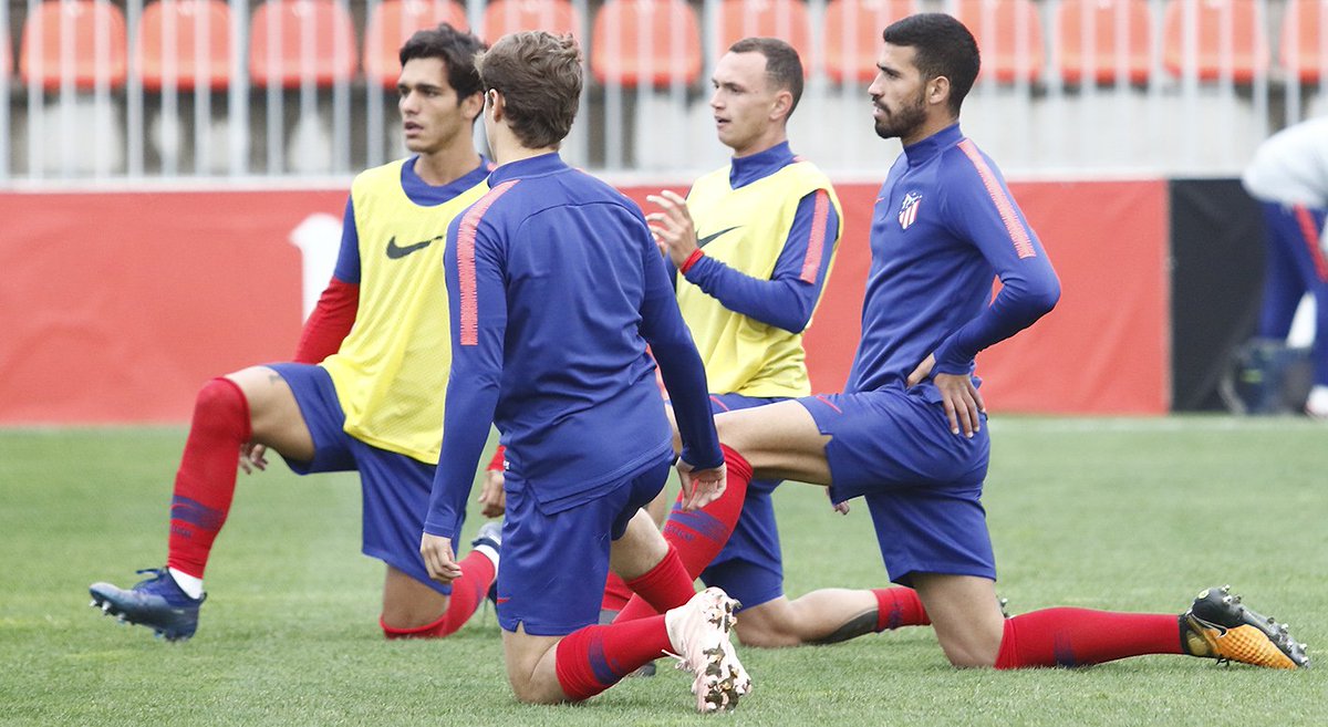 Samu Araújo calentando con el Atlético B (Foto: @AtletiAcademia).