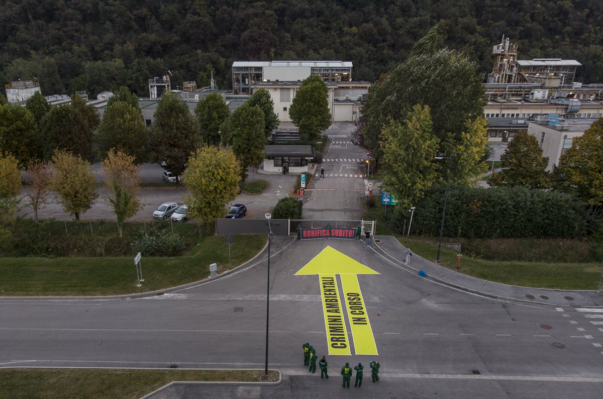 franzamazzotti's tweet photo. #GREENPEACE IN AZIONE ORA, #14ottobre , davanti alla #Mitemi di #Trissino: gli striscioni parlano chiaro l'#inquinamento da #Pfas è un crimine ambientale "Bonifica subito". #Stoppfas https://t.co/mk27qATrjS