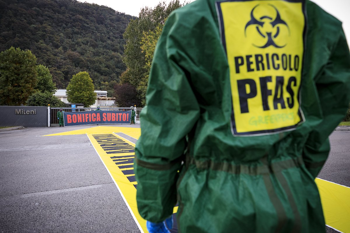 franzamazzotti's tweet photo. #GREENPEACE IN AZIONE ORA, #14ottobre , davanti alla #Mitemi di #Trissino: gli striscioni parlano chiaro l'#inquinamento da #Pfas è un crimine ambientale "Bonifica subito". #Stoppfas https://t.co/mk27qATrjS