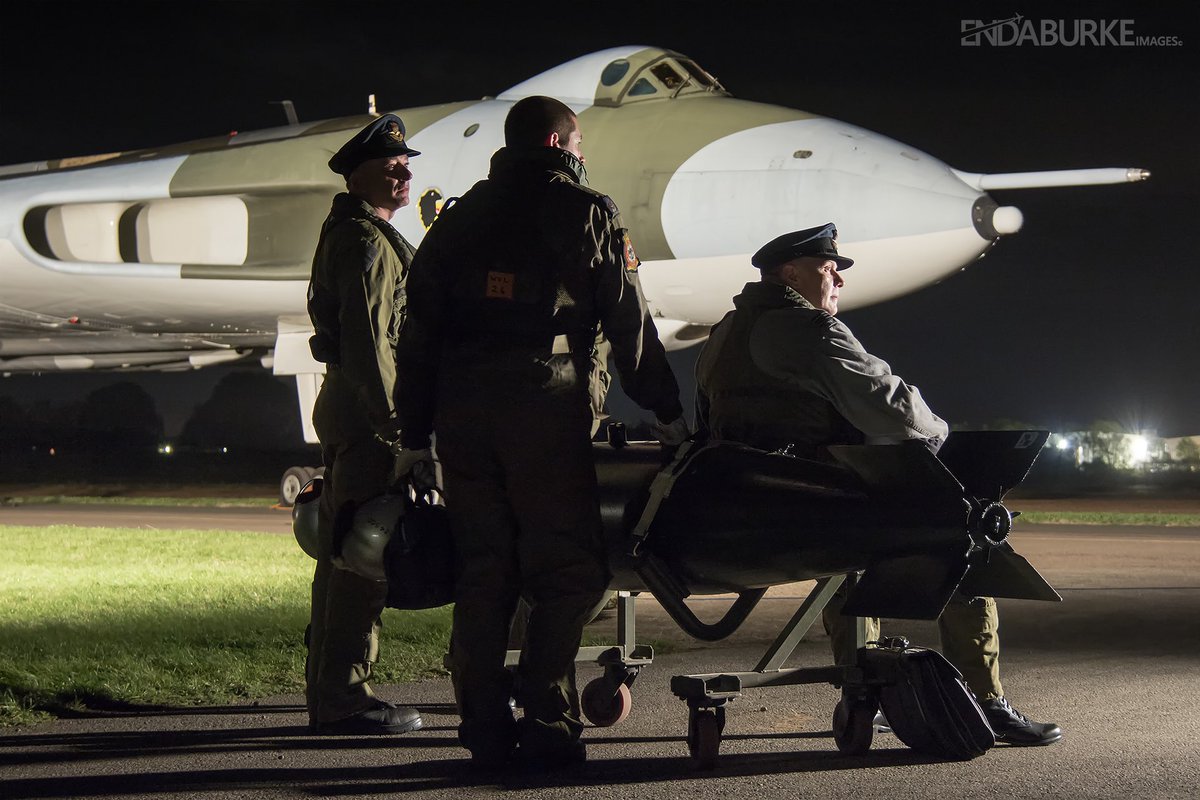 endaburke81's tweet photo. Last night I visited a photo shoot of XM655 at Wellesbourne. Was a great night despite the nightmare journey home on the M6 #xm655 #vulcan #raf #vulcan #vulcanbomber #avrovulcan #wellesbourne #warwickshire #timelineevents https://t.co/OVuSA0KsJg