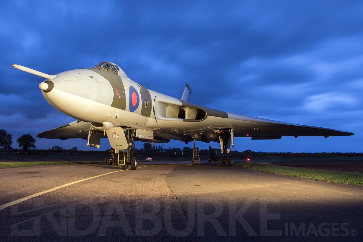 endaburke81's tweet photo. Last night I visited a photo shoot of XM655 at Wellesbourne. Was a great night despite the nightmare journey home on the M6 #xm655 #vulcan #raf #vulcan #vulcanbomber #avrovulcan #wellesbourne #warwickshire #timelineevents https://t.co/OVuSA0KsJg