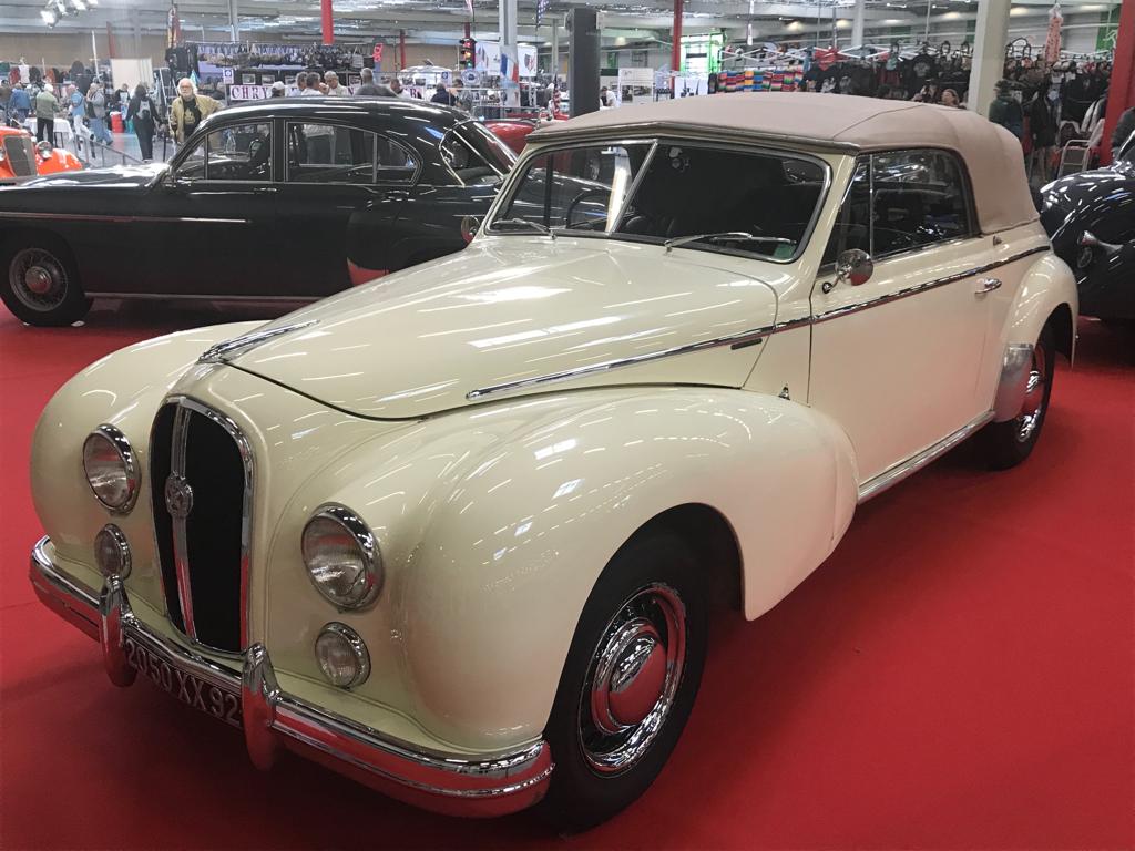 SalonAutomedon's tweet photo. Deuxième jour du Salon #Automédon, les festivités continuent jusqu'à ce soir 🎉 Ne loupez pas les bolides de #JohnnyHallyday et d'autres merveilles. Rejoignez-nous📍Parc des Expositions de Paris Le Bourget #voituredecollection  #classiccars https://t.co/FKxeM7rK51
