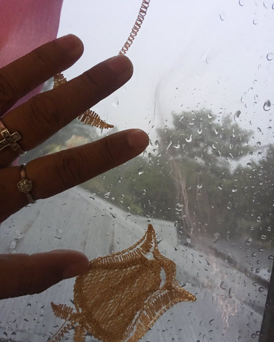 MacalosSyra's tweet photo. and i fell for you like raindrops.😊 https://t.co/QQa5Yvr7qt