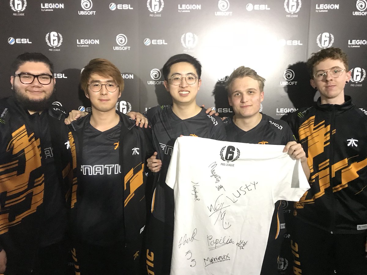 Rainbow6JP's tweet photo. 【サイン入り大会Tシャツプレゼント】

🇯🇵野良連合&amp;🇦🇺FNATIC全プレイヤーサイン入り大会Tシャツ(非売品・Lサイズ)と、ゴールドチビリングのセットを抽選で3名様にプレゼント🎁

<応募方法>
❶@Rainbow6JPをフォロー
❷このツイートをいいね&amp;リツイート
🔺締切:2018年10月19日 https://t.co/CWASgNFQai