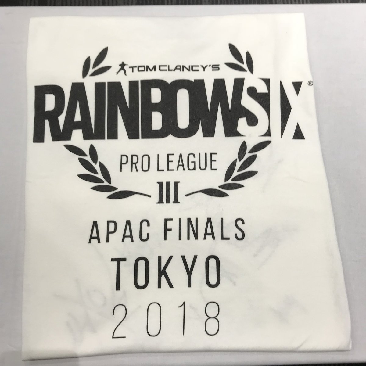 Rainbow6JP's tweet photo. 【サイン入り大会Tシャツプレゼント】

🇯🇵野良連合&amp;🇦🇺FNATIC全プレイヤーサイン入り大会Tシャツ(非売品・Lサイズ)と、ゴールドチビリングのセットを抽選で3名様にプレゼント🎁

<応募方法>
❶@Rainbow6JPをフォロー
❷このツイートをいいね&amp;リツイート
🔺締切:2018年10月19日 https://t.co/CWASgNFQai
