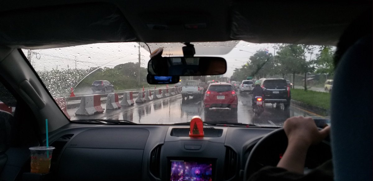 YaPenBu's tweet photo. @js100radio ต่างระดับนครชัยศรี ฝนตก รถติดแล้ว https://t.co/0WH2ePhZsO