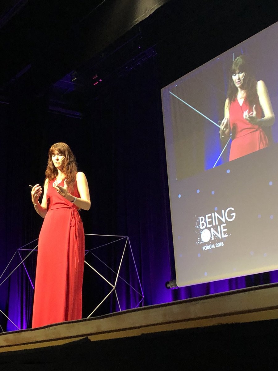 BeingOneForum's tweet image. "Estamos escribiendo cada día nuestra propia biología". Con cada persona con la que interactuar cambia tu energía. Debemos elegir bien con quién nos relacionamos”. Ana María Oliva. 💙 #beingoneforum2018