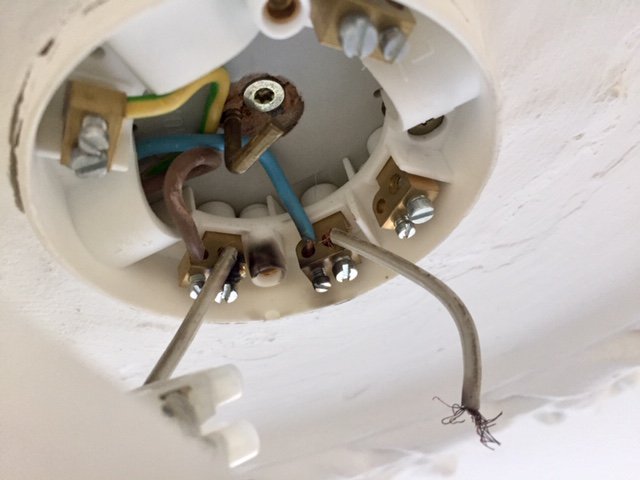 Hjælp? Lampested virker ikke. Den grå ledning strittede. Jeg førte den grå ledning ind i muffen med den brune ledning, for at se, om det kunne få lampen til at lyse. Puff, så sprang sikringen. Skal den stritte?
Hvor skal den være? Hvorfor ingen strøm til lampen? #twitterhjerne