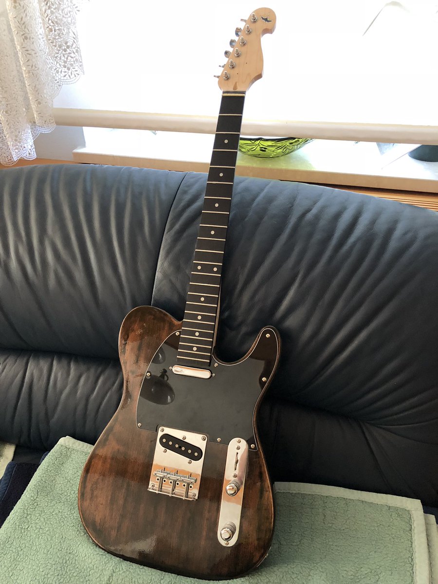 ESTMarth's tweet photo. Es nimmt Form an!:) Hals noch einstellen und dann dann folgt der erste Test.:) #gitarreselbstbauen #selfmadeguitar https://t.co/7J2CeNlICR
