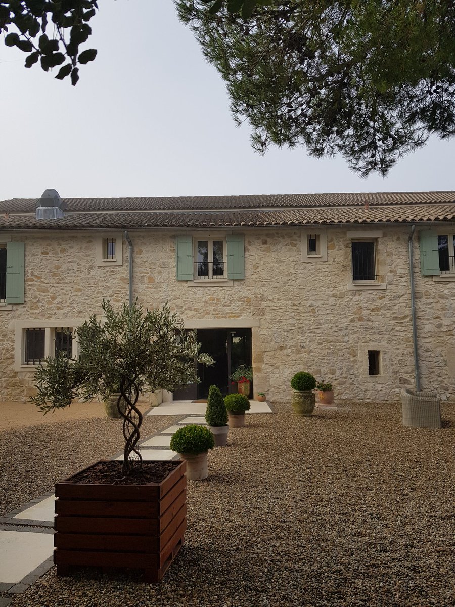 MelleBonPlan's tweet photo. Super séjour au #restaurant / chambre d'hôtes Entre Vigne et Garrigue à #Pujaut tenu par le chef Serge Chenet
On en a aussi profité évidemment pour faire des accords mets et vins avec les #Lirac du Domaine Maby 😋
#vin #gard #occitanie #cotesdurhone #interrhone https://t.co/JUsbk8iupW