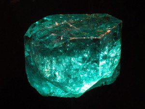 Save_Mongolian's tweet photo. EMERALD, ИЗУМРУД – МАРГАД (цайвар ногоон өнгөтэй үнэт чулуу, биндэръяагийн нэг төрөл) https://t.co/xa7qHqd08U https://t.co/KyhBcNZMx3