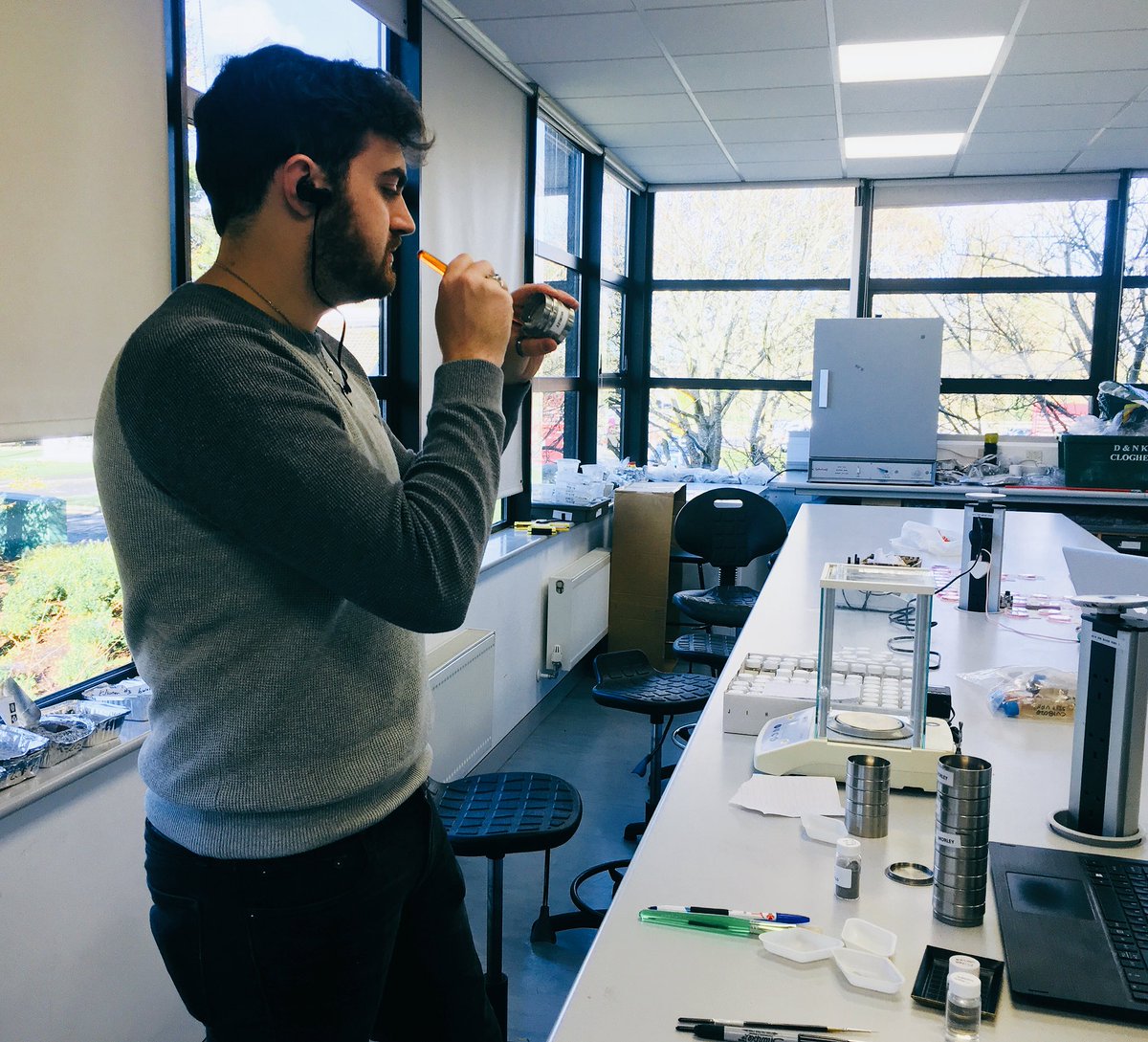 Laurie_Xodus's tweet photo. #SundayTeam #DataCollection almost as dedicated as @stxLiam and @DoctorDune !! #CruiseReport #SedimentSamples #SundayFunday @SeaShoreNUIG https://t.co/J6elbszzN8