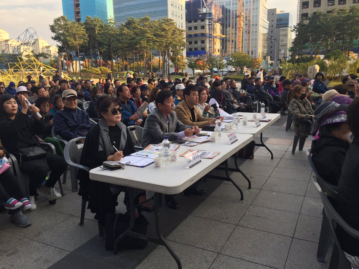 제32회 성남문화예술제 시민가요제가 시청광장 특설무대에서 열렸습니다. 본선 진출자분들의 실력이 정말 가수급이셨는대요. 본선 진출자 모두 오늘 최고의 가수셨습니다.^^ #성남시 #예술로시민이어우러지는행복한축제