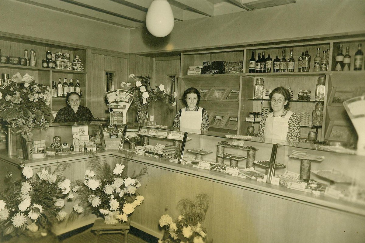 Op zondag 21 oktober houden we onze tweejaarlijkse open dag. Het thema is dit keer ‘winkeltjes van vroeger’. Van 13 tot 17 uur zijn er bij Jan&amp;Jan foto's te zien van meer dan honderd winkeltjes >> bit.ly/2yBicqX