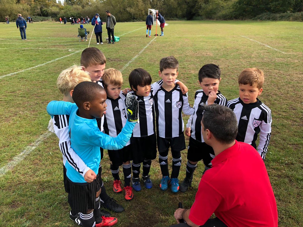 Hanwell Town U7’s continued their winning streak on this wet Sunday morning winning 14-2 against Acton Ealing Whistlers. These boys are on fire