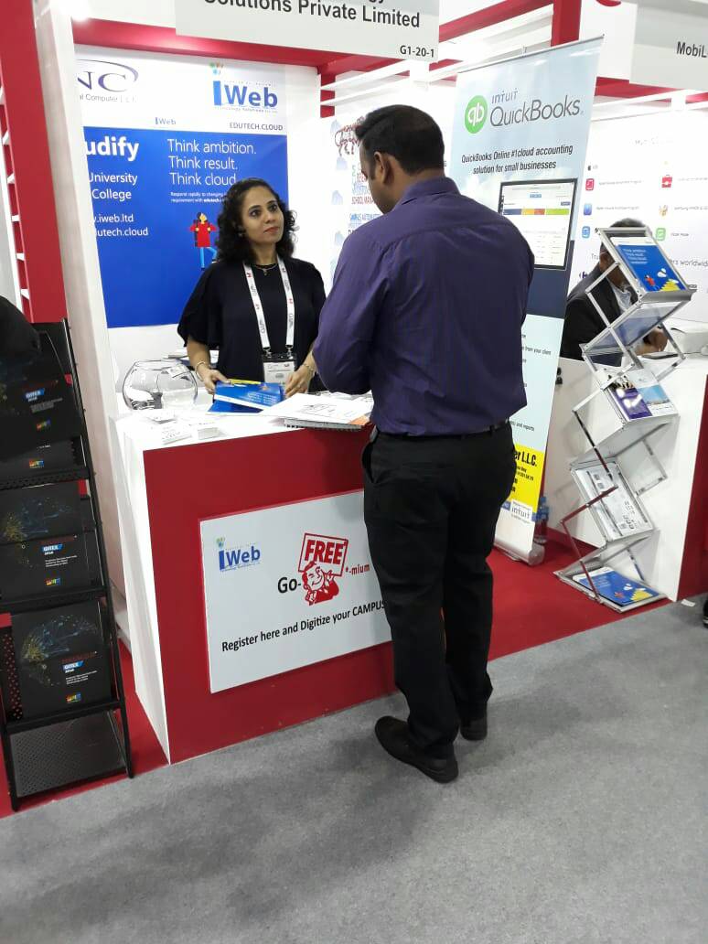 AkshayiWeb's tweet image. Shri #PradeepChandren secretary to #ITDirector Maharashtra govt interacting with the #iWeb teams on their unique #FREEMIUM education digitization initiative for the government! @chetansamant @NASSCOMSME @GitexTechWeek #GITEX2018 #Edtech #Edutech #IUMS