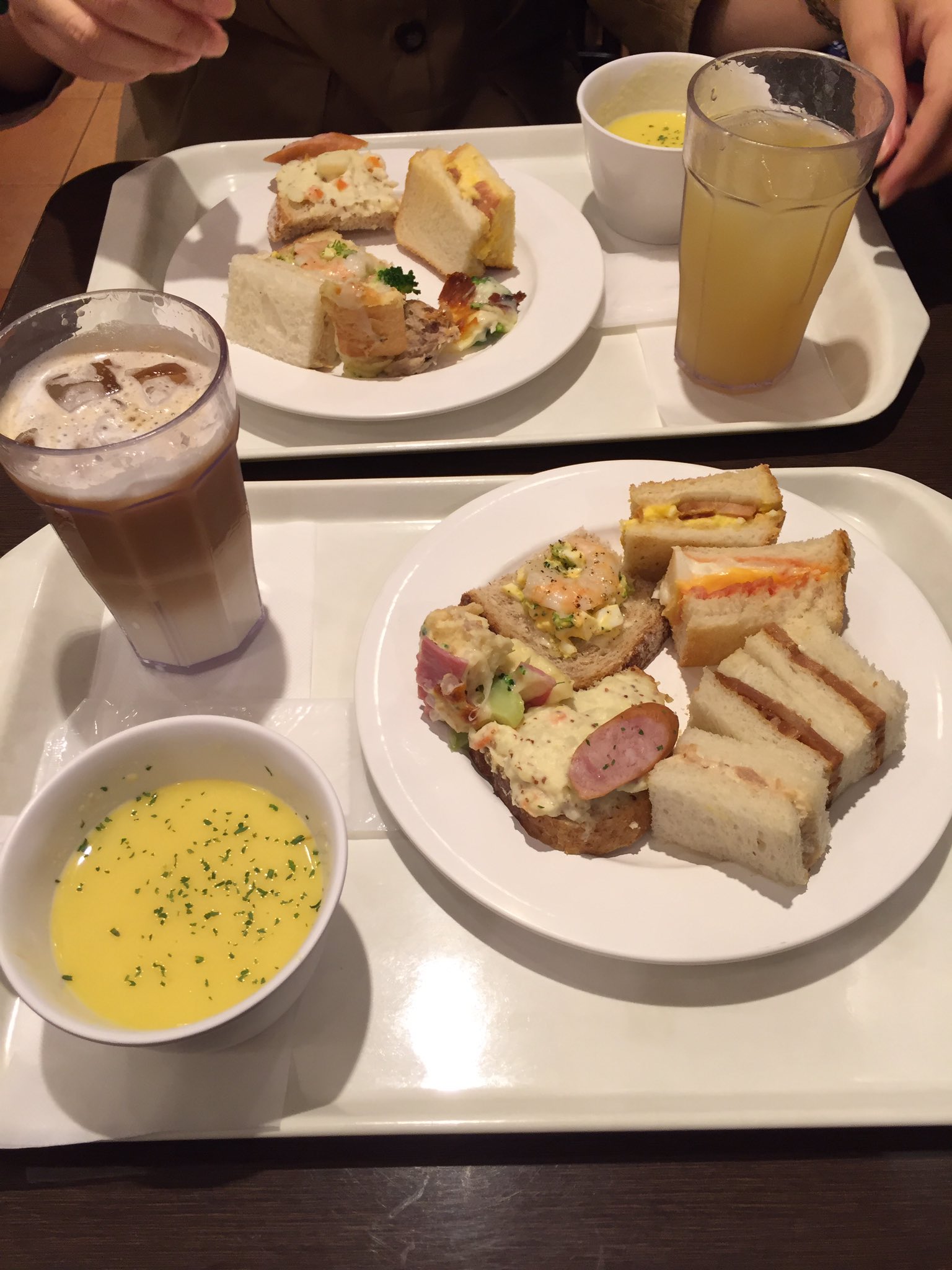 食べ放題班長 今日は京都の河原町のサンドッグイン神戸屋のパンバイキングに行ってきました パンの種類はサンドイッチやピザトーストなどの食パン系から甘い系まで色々あり 丁度お昼時だったので焼きたてが多く出てきて 美味しく 食べ放題班長 今日は京都の河原町のサンドッグイン神戸屋のパンバイキングに行ってきました パンの種類はサンドイッチやピザトーストなどの食パン系から甘い系まで色々あり 丁度お昼時だったので焼きたてが多く出てきて 美味しく
