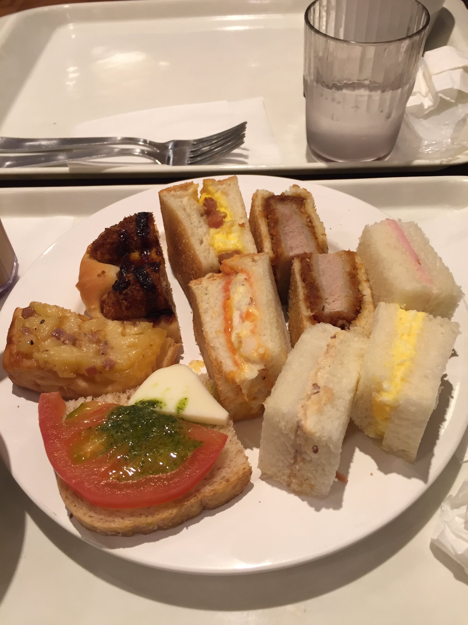 食べ放題班長 今日は京都の河原町のサンドッグイン神戸屋のパンバイキングに行ってきました パンの種類はサンドイッチやピザトーストなどの食パン系から甘い系まで色々あり 丁度お昼時だったので焼きたてが多く出てきて 美味しく