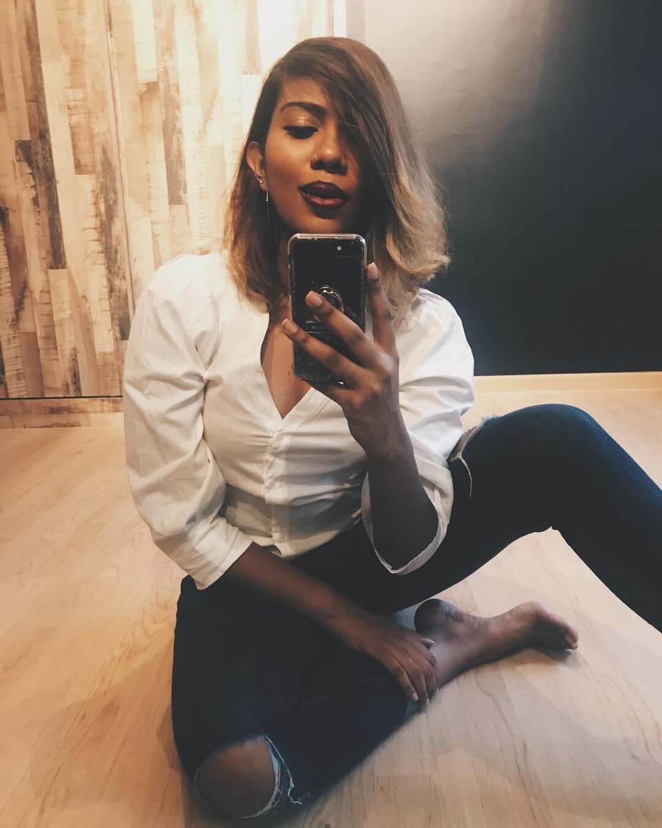 V_viniee's tweet photo. The weekend deserves some extra effort of glam✨ https://t.co/HION2heEZ7