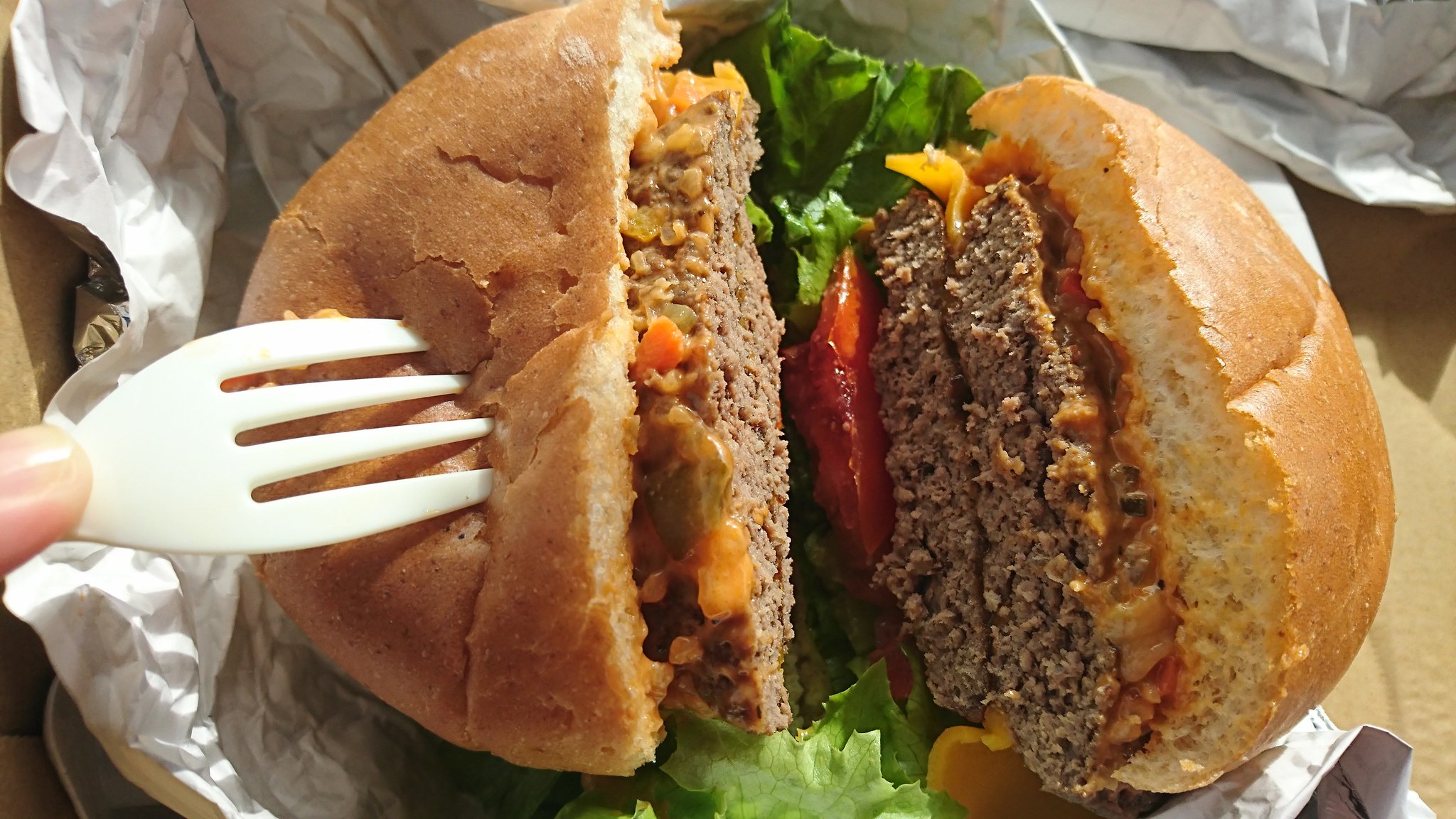 はちななチャンネル コストコのチーズバーガーを初めて購入 ボリュームが凄すぎました 半分にして２人で食べてもお腹がいっぱい Costco コストコ チーズバーガー コストコハンバーガー コストコチーズバーガー