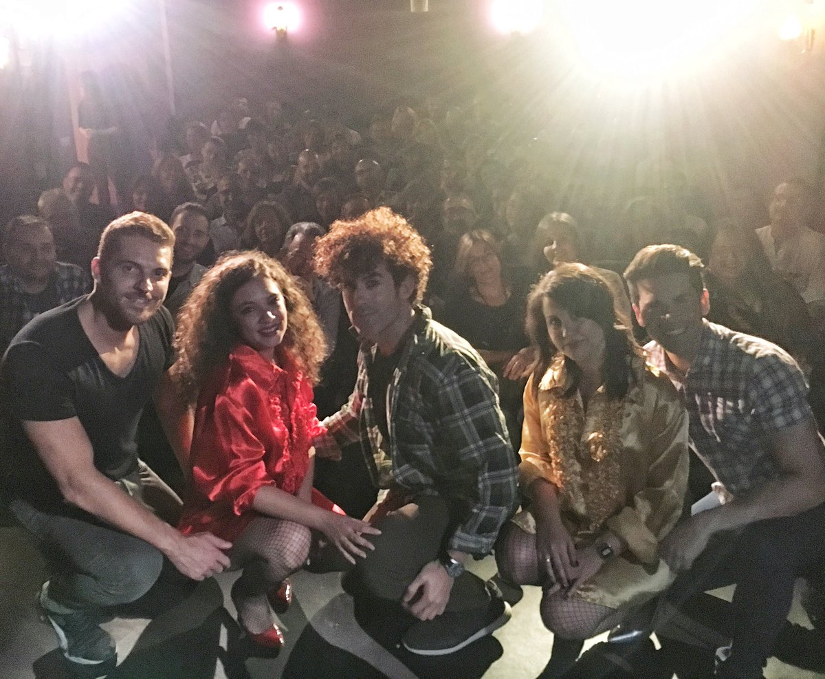 tornabucle's tweet photo. #DESAMPARADAS sigue pisando fuerte es su #SegundaTemporada. Otra función con #EntradasAgotadas!!
#aforocompleto #teatro #off #tornabucle #lalatina #selfie https://t.co/ZQbeFpLVNp