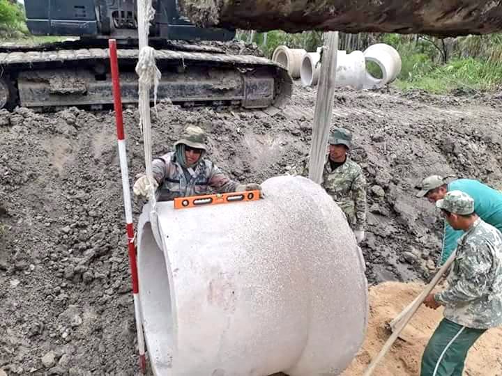 Ejercito_Pyo's tweet photo. Personal y medios del COMINGE prosiguen con los trabajos en la zona de Toro Pampa, Alto Paraguay, Chaco Paraguayo. Colocación de tubos de alcantarillas celulares y la posterior carga y compactación se lleva a cabo en diferentes sectores del tramo. @MDN_PY @FFMMPAR @mopcparaguay https://t.co/UbJDmXhFfc