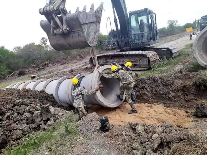 Ejercito_Pyo's tweet photo. Personal y medios del COMINGE prosiguen con los trabajos en la zona de Toro Pampa, Alto Paraguay, Chaco Paraguayo. Colocación de tubos de alcantarillas celulares y la posterior carga y compactación se lleva a cabo en diferentes sectores del tramo. @MDN_PY @FFMMPAR @mopcparaguay https://t.co/UbJDmXhFfc