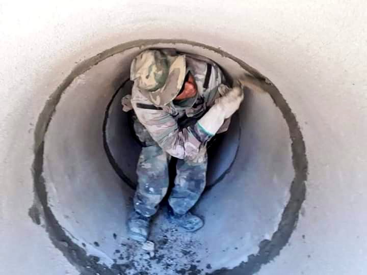 Ejercito_Pyo's tweet photo. Personal y medios del COMINGE prosiguen con los trabajos en la zona de Toro Pampa, Alto Paraguay, Chaco Paraguayo. Colocación de tubos de alcantarillas celulares y la posterior carga y compactación se lleva a cabo en diferentes sectores del tramo. @MDN_PY @FFMMPAR @mopcparaguay https://t.co/UbJDmXhFfc