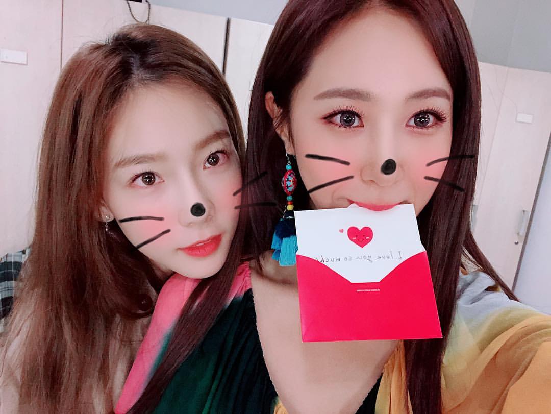 OneGenerationBr's tweet photo. [#YURI INSTAGRAM] "Kyaa Inkigayo. Taengoo sunbae fez uma visita honrada. E até trouxe uma carta escrita à mão 💌..
Também trouxe um monte de pudim parecidos com a sunbae.
#VamosCuidarDaYul
#TaengooSunbae
#VisitandoMesmoUmaSemanaAtéOConcerto
#GGFOREVA"

📷 yulyulk
TR: jasminelep https://t.co/X4G2Kck25p