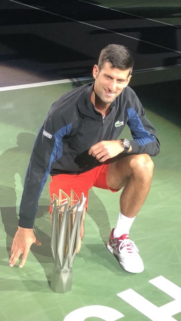 🎾 جوكوفيتش يحقق لقب شنغهاي على حساب شوريش٢ /٠ لقب كبير رابع هذا الموسم لنوفاك عودة قوية للجوكو يقترب من صدارة التصنيف العالمي على بعد ٢١٥ نقطة فقط من المتصدر نادال مستوى رائع وثابت في البطولة لجوكوفيتش يستحق اللقب مبروك لعشاق نوفاك هذا اللقب والعودة القوية 🎾